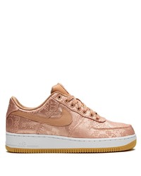 Baskets basses en satin roses Nike