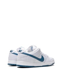 Baskets basses en toile à carreaux blanches Nike