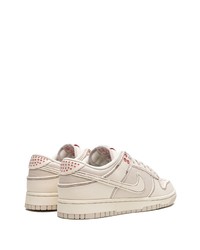 Baskets basses en toile beiges Nike