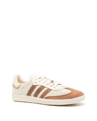 Baskets basses en toile beiges adidas