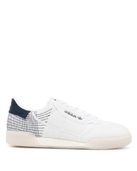 Baskets basses en toile blanc et bleu marine adidas