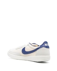 Baskets basses en toile blanc et bleu marine Nike
