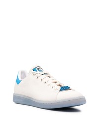 Baskets basses en toile blanc et bleu adidas