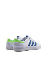 Baskets basses en toile blanc et bleu adidas