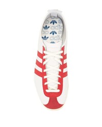 Baskets basses en toile blanc et rouge adidas