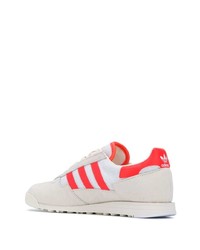 Baskets basses en toile blanc et rouge adidas