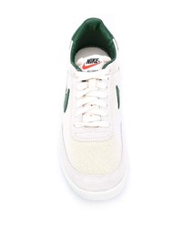 Baskets basses en toile blanc et vert Nike