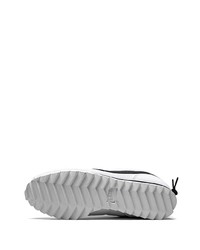 Baskets basses en toile blanches et noires Nike