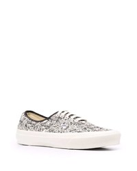 Baskets basses en toile blanches et noires Vans