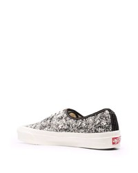 Baskets basses en toile blanches et noires Vans