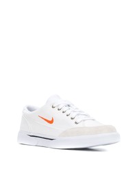 Baskets basses en toile blanches Nike