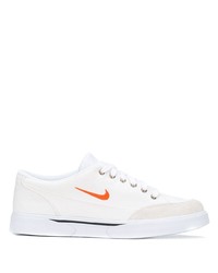 Baskets basses en toile blanches Nike