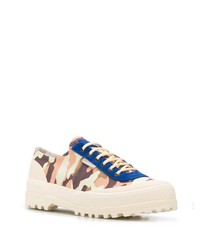 Baskets basses en toile camouflage beiges Superga