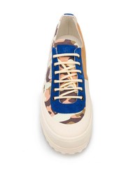 Baskets basses en toile camouflage beiges Superga