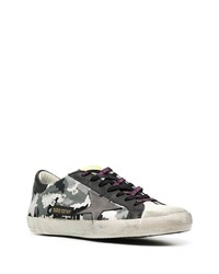 Baskets basses en toile camouflage grises Golden Goose