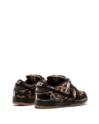 Baskets basses en toile imprimé tie-dye marron Nike