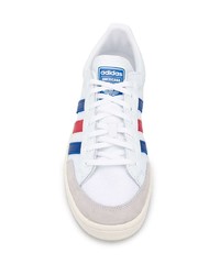 Baskets basses en toile imprimées blanches adidas