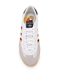 Baskets basses en toile imprimées blanches adidas