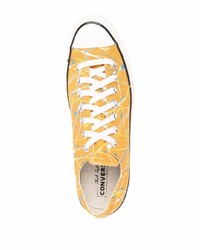 Baskets basses en toile imprimées jaunes Converse