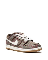 Baskets basses en toile imprimées marron foncé Nike