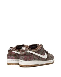 Baskets basses en toile imprimées marron foncé Nike