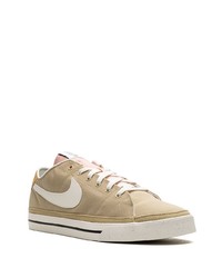 Baskets basses en toile marron Nike