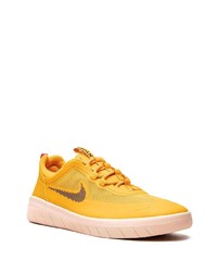 Baskets basses en toile moutarde Nike