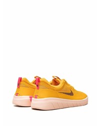 Baskets basses en toile moutarde Nike