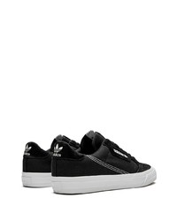 Baskets basses en toile noires adidas