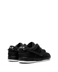 Baskets basses en toile noires Nike 1