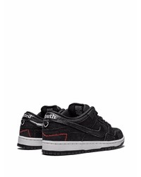 Baskets basses en toile noires Nike