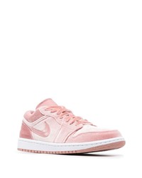 Baskets basses en velours roses Nike