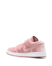 Baskets basses en velours roses Nike