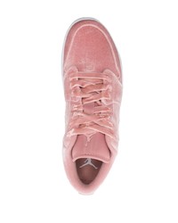 Baskets basses en velours roses Nike