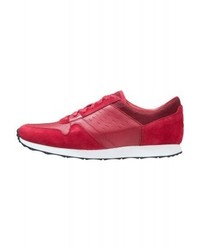 Baskets basses fuchsia UGG