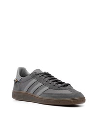 Baskets basses gris foncé adidas