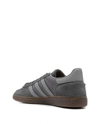 Baskets basses gris foncé adidas