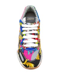 Baskets basses imprimées multicolores Versace