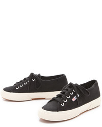 Baskets basses noires et blanches Superga