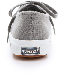 Baskets basses noires et blanches Superga