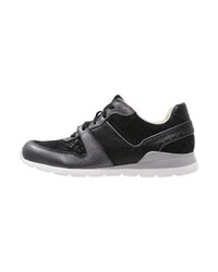 Baskets basses noires UGG