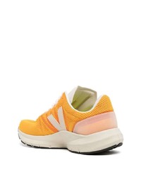 Baskets basses orange Veja