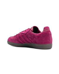 Baskets basses pourpres adidas