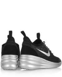 Baskets compensées en daim noires Nike