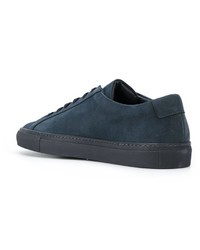 Baskets en daim bleu marine Common Projects