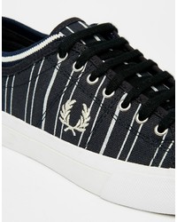 Baskets en toile à rayures horizontales bleu marine Fred Perry