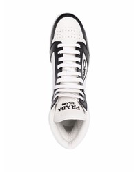 Baskets montantes en cuir blanches et noires Prada