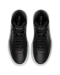 Baskets montantes en cuir noires et blanches Prada