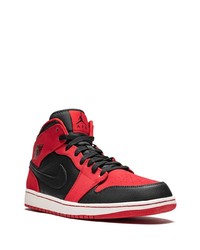 Baskets montantes en cuir rouge et noir Jordan