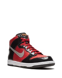 Baskets montantes en cuir rouge et noir Nike